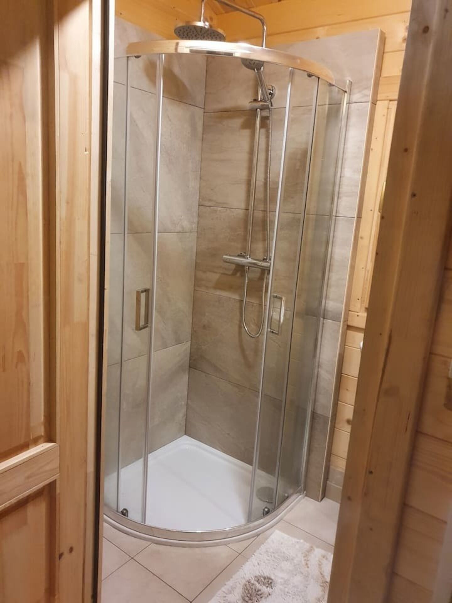 Cabane | Salle de bain | Douche, sèche-cheveux, serviettes fournies, shampoing