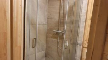 Cabin | Bathroom | Shower, hair dryer, towels, shampoo
