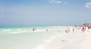 Playa en los alrededores, camastros y toallas de playa 