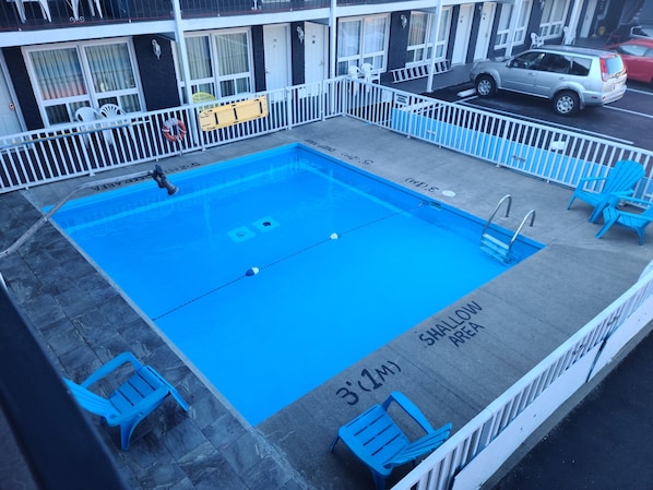 Piscine extérieure en saison