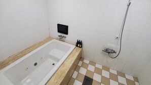 A bathroom with a bathtub, a shower, and a tiled floor. - Hotel Xenia Juso - Adults Only (Osaka)