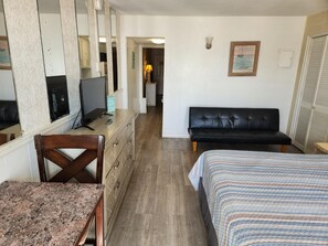 1 bedroom, WiFi, bed sheets - Ambassador 122 - Gulf Front - Pet Friendly (Panama City Beach)