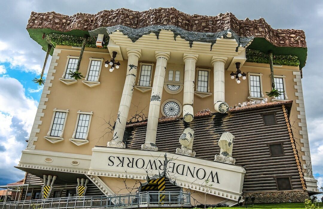 Un edificio con columnas, un reloj y el nombre 'WONDERMARKS'.