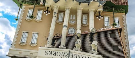 Un edificio con columnas, un reloj y el nombre 'WONDERMARKS'.