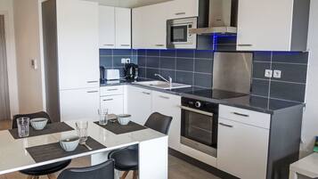 Micro-ondes, four, lave-vaisselle, chaise haute