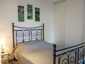 2 Schlafzimmer, Reisekinderbett, kostenloses WLAN, Bettwäsche