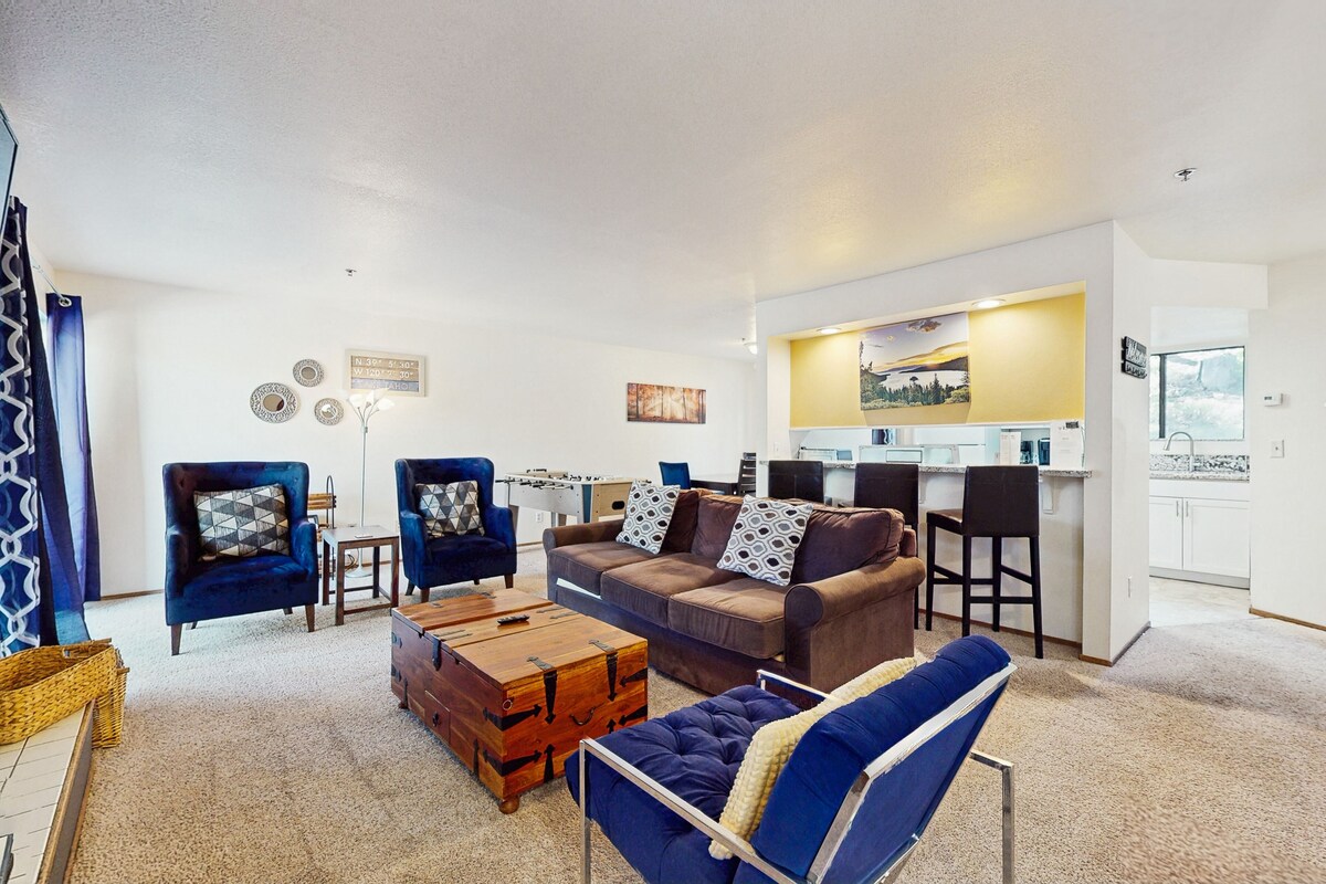 Perfect retreat perched near the slopes with two balconies & foosball, sleeps 4