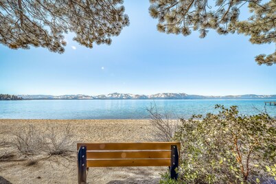 Perfect retreat perched near the slopes with two balconies & foosball, sleeps 4