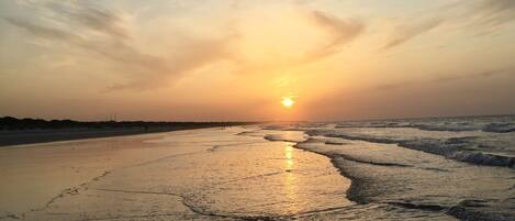 Perto da praia, espreguiçadeiras, toalhas de praia 