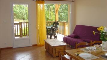 Télévision, table de tennis de table, livres, chaßne hi-fi