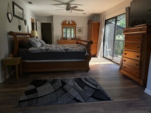 3 chambres, bureau, fer et planche à repasser, lit parapluie