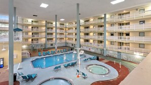 Innendørsbasseng og utendørsbasseng