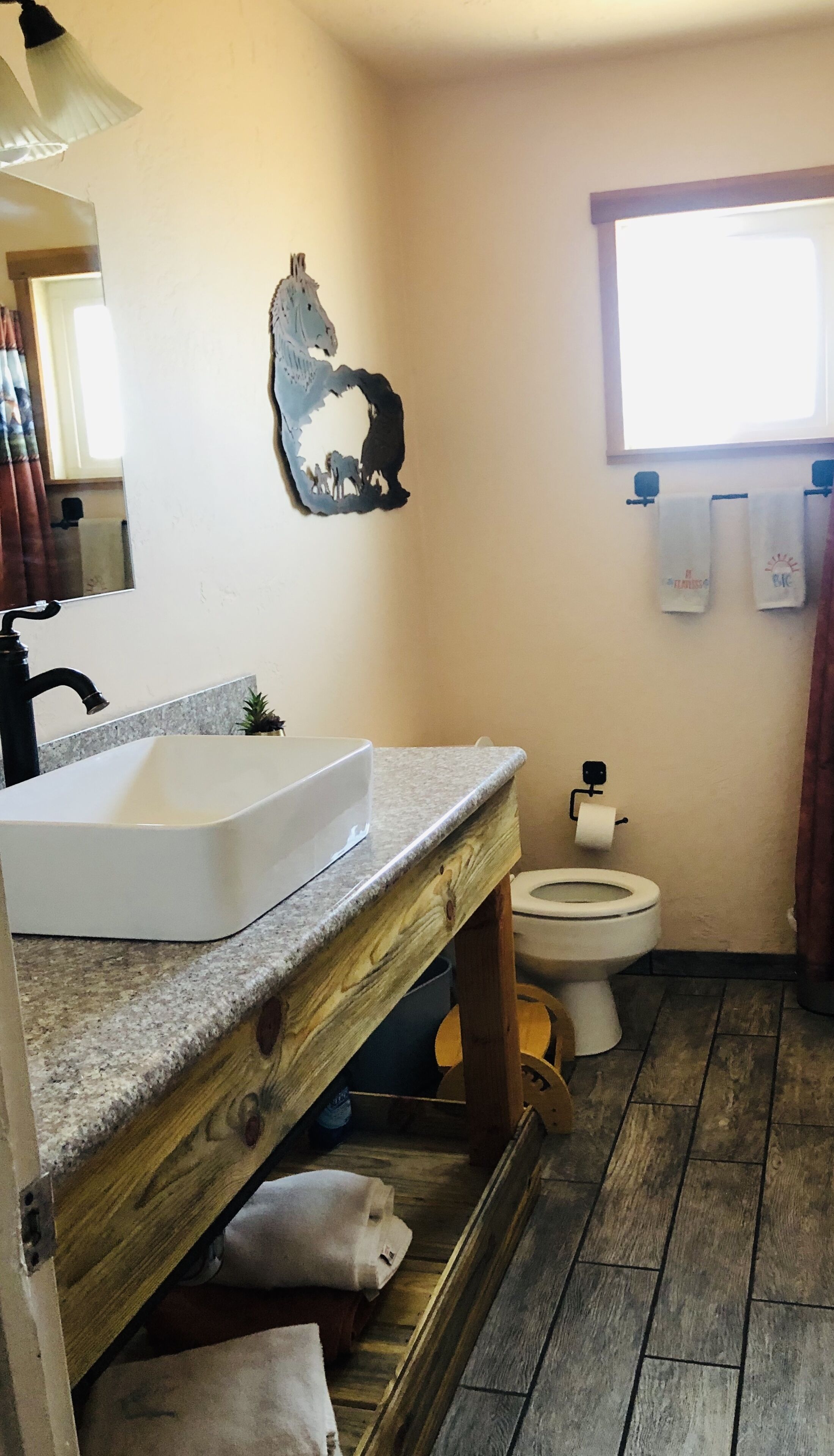 Tina con regadera, secadora de cabello, toallas, jabón 