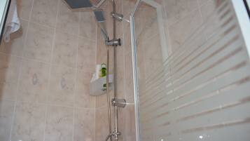 Dusche, Haartrockner, Handtücher, Seife