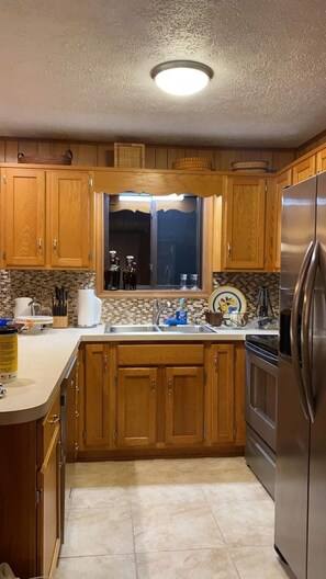 Microwave, dishwasher, coffee/tea maker, cookware/dishes/utensils