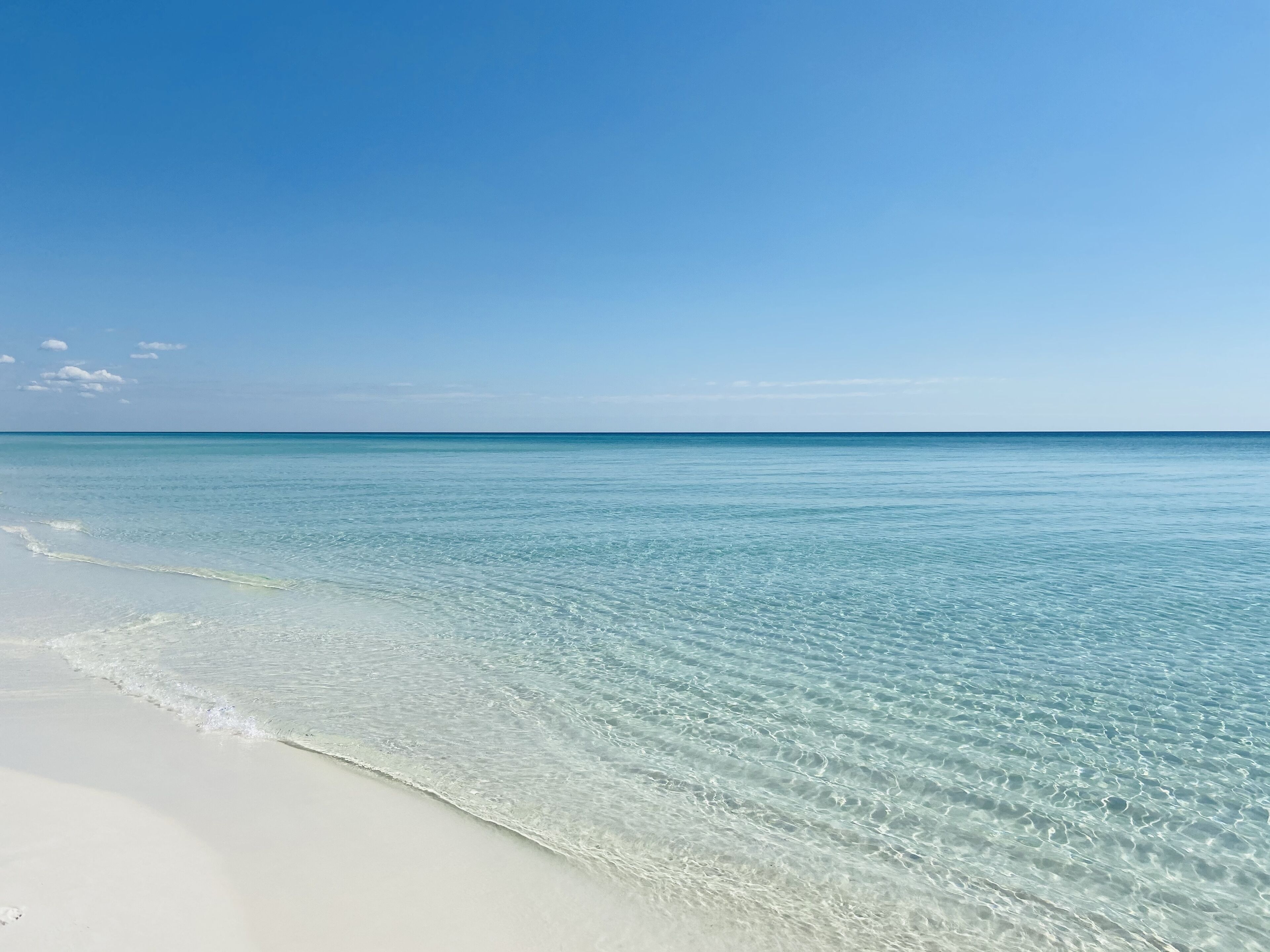 Vlak bij het strand, ligstoelen, strandlakens