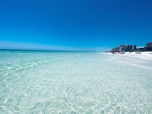 Playa en los alrededores, camastros y toallas de playa 