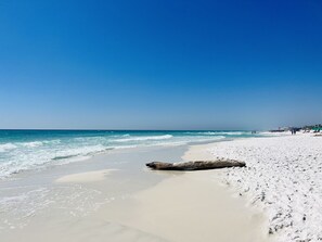 Playa en los alrededores, camastros y toallas de playa 