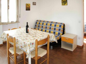 Dining - Beautiful apartment for 6 guests with WIFI, A/C, pool, TV, patio and pets allowed (Cecina)