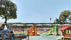 Un parque infantil con estructuras para escalar, toboganes y casitas de juego.