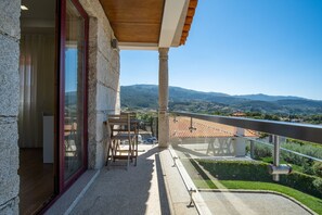 Property grounds - Villa Tavares guest houses is located in the historical center of Calvário. (Arouca)