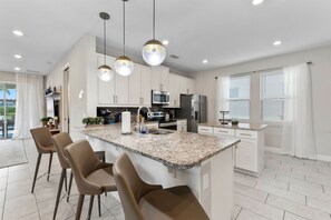 Fridge, microwave, oven, stovetop - Artistic Home with Games Room at Encore (Kissimmee)