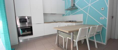 Microwave, dishwasher, cookware/dishes/utensils