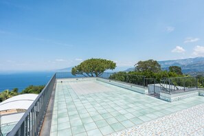 A rooftop terrace with a clear view of the sea and mountains. - MyExclusiveItaly - Elegant Sorrento Coast Villa with Pool&TennisCourt (Massa Lubrense)