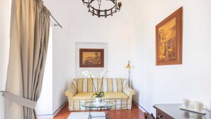 Smart TV, fireplace, DVD player, offices