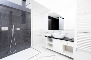 Tina con regadera, tina de hidromasaje, amenidades de baño gratuitas 