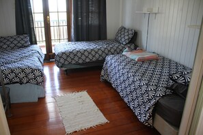 3 makuuhuonetta, silitysrauta/-lauta, vuodevaatteet