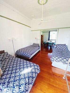 3 Schlafzimmer, BĂŒgeleisen/BĂŒgelbrett, kostenloses WLAN, BettwĂ€sche