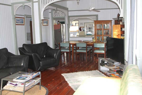 Televisio, DVD-soitin, kirjoja, videokirjasto