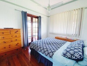 3 bedrooms, iron/ironing board, free WiFi, bed sheets - Escape2Fish - Purpose built fishing base for Boats, Crews & Early Starts (Rodds Bay)