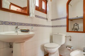 Shower, towels - Holiday Home “Casa Rural Serafín” with Mountain View, Wi-Fi & Terrace (Tejeda)