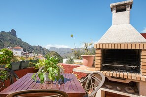Outdoor dining - Holiday Home “Casa Rural Serafín” with Mountain View, Wi-Fi & Terrace (Tejeda)