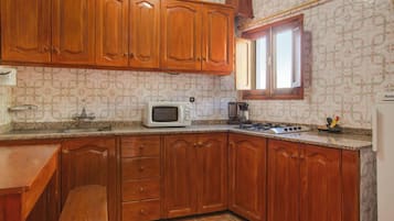Refrigerador, microondas, parrilla de estufa y cafetera y tetera