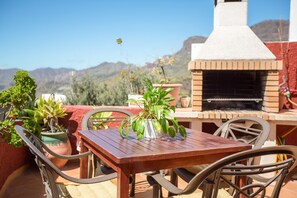 Outdoor dining - Holiday Home “Casa Rural Serafín” with Mountain View, Wi-Fi & Terrace (Tejeda)