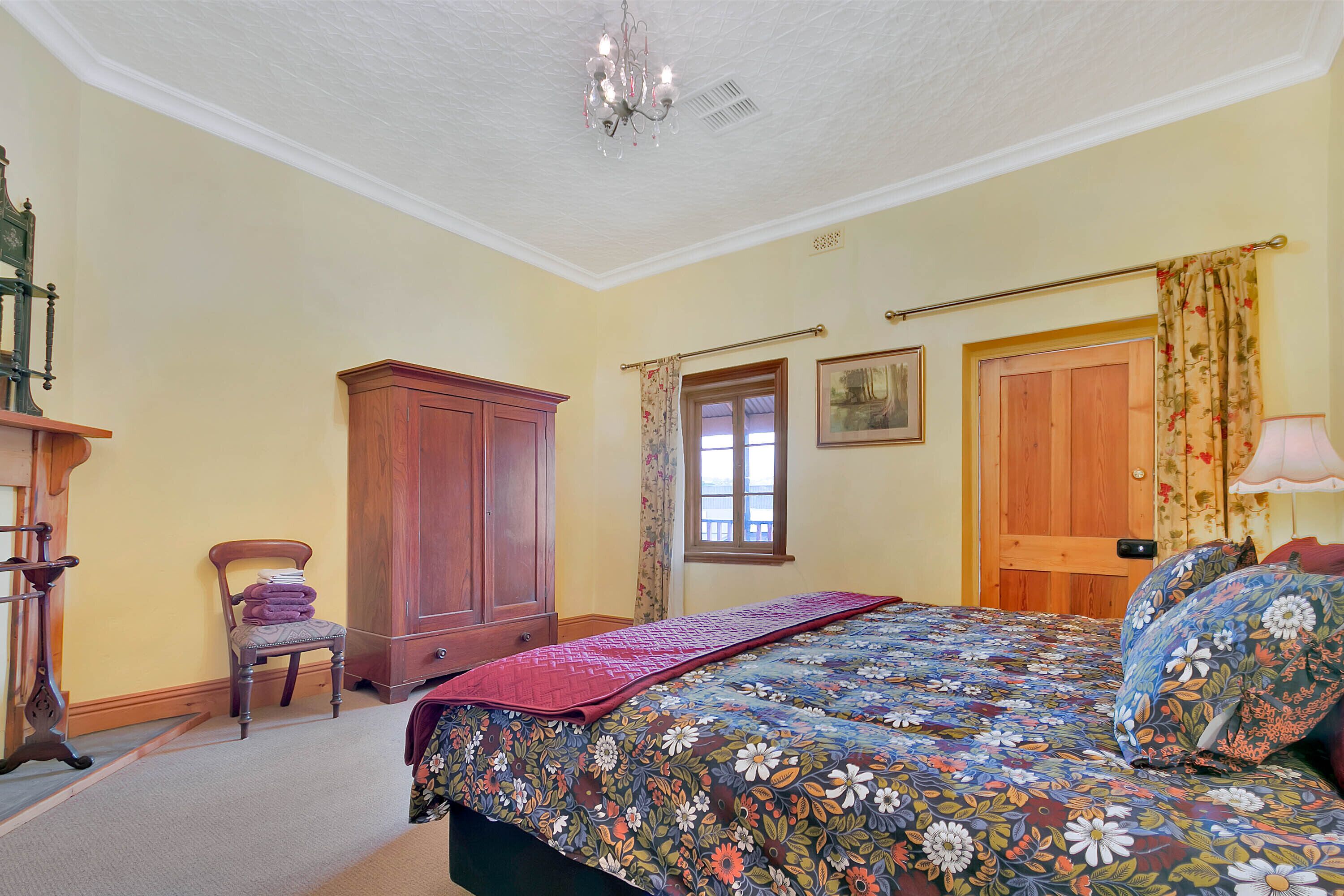 Lyndoch Grand Barossa Group Accommodation entire house Lyndoch village sleeps 14 — image 9