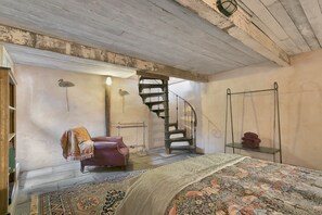 7 slaapkamers, een strijkplank/strijkijzer, reisbedje, gratis wifi
