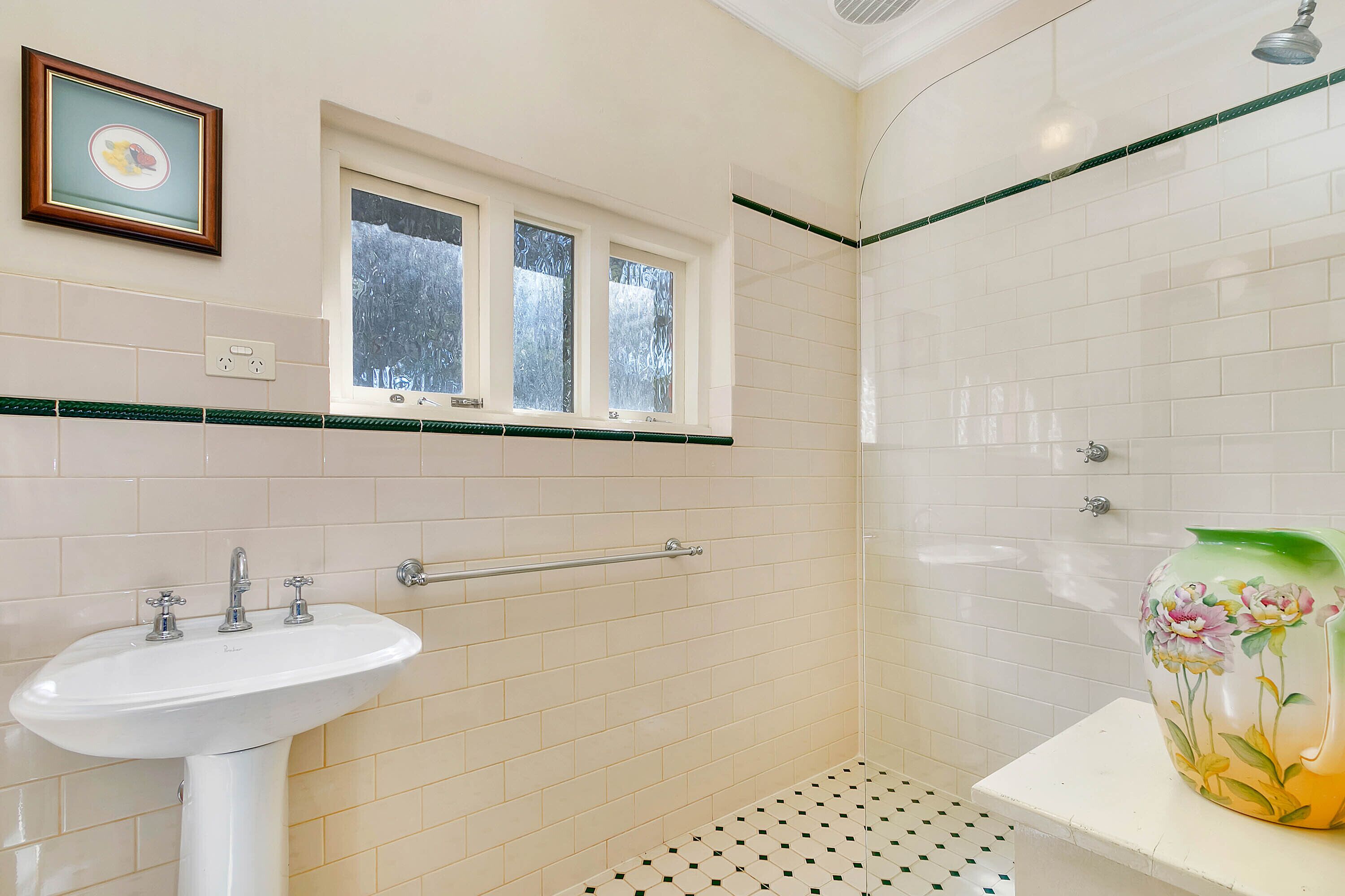 Lyndoch Grand Barossa Group Accommodation entire house Lyndoch village sleeps 14 — image 20