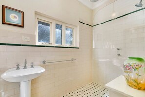 Badewanne, Haartrockner, Handtücher, Seife