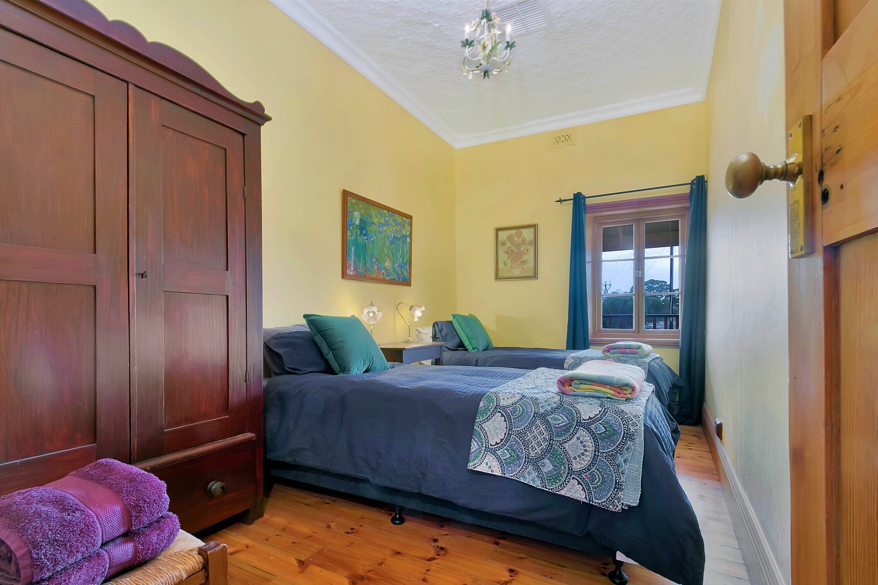 Lyndoch Grand Barossa Group Accommodation entire house Lyndoch village sleeps 14 — image 10