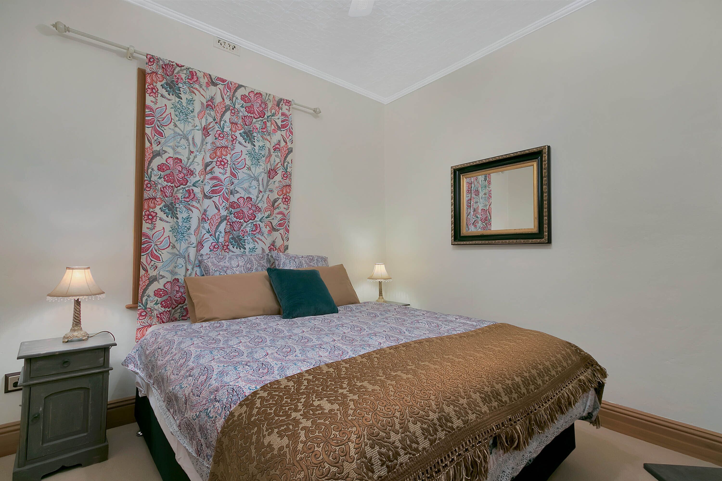 Lyndoch Grand Barossa Group Accommodation entire house Lyndoch village sleeps 14 — image 22