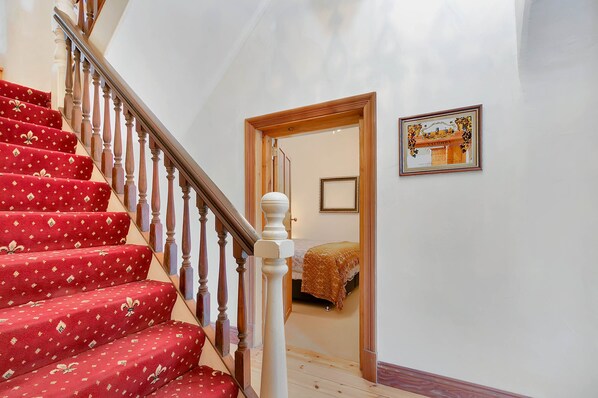 A staircase with red carpeted steps and wooden balusters. - Lyndoch Grand Barossa Group Accommodation entire house Lyndoch village sleeps 14 (Lyndoch)