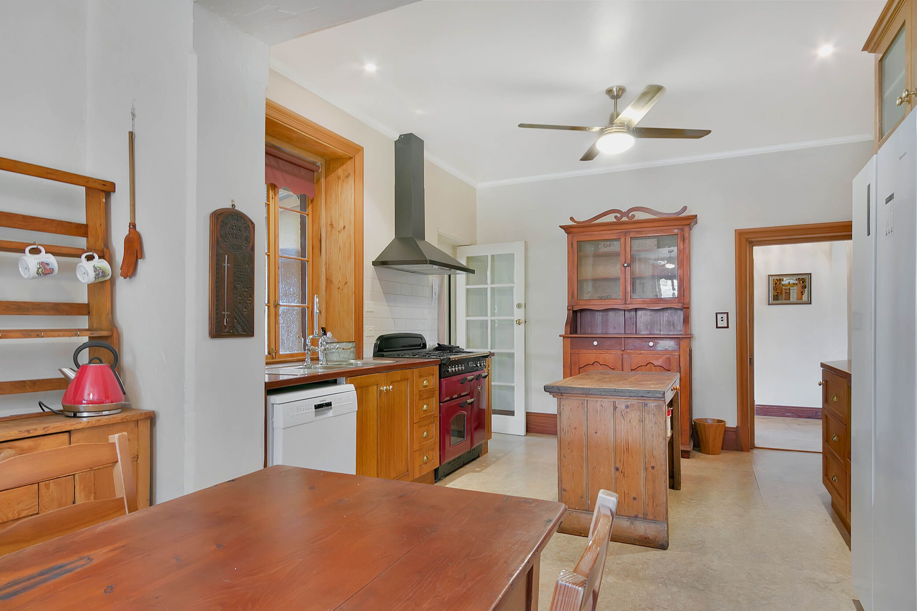 Lyndoch Grand Barossa Group Accommodation entire house Lyndoch village sleeps 14 — image 14