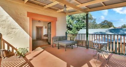 Lyndoch Grand Barossa Group Accommodation entire house Lyndoch village sleeps 14