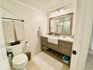 Douche, sĂšche-cheveux, serviettes fournies, savon