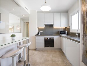 Køleskab, mikrobølgeovn, ovn, opvaskemaskine