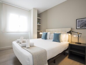 4 bedrooms, iron/ironing board, internet, bed sheets